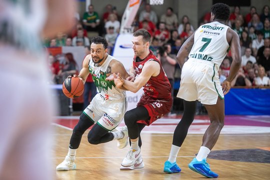 Utenoje „Žalgiris“ žudo LKL finalo intrigą – po dviejų kėlinių pirmauja triuškinančiu skirtumu