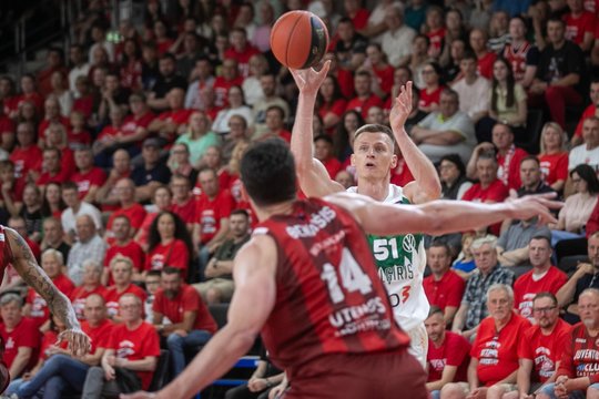Utenoje „Žalgiris“ žudo LKL finalo intrigą – po dviejų kėlinių pirmauja triuškinančiu skirtumu