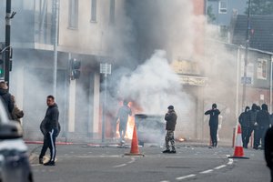 Po išpuolio peiliu Belfaste eskalavosi ksenofobiški protestai