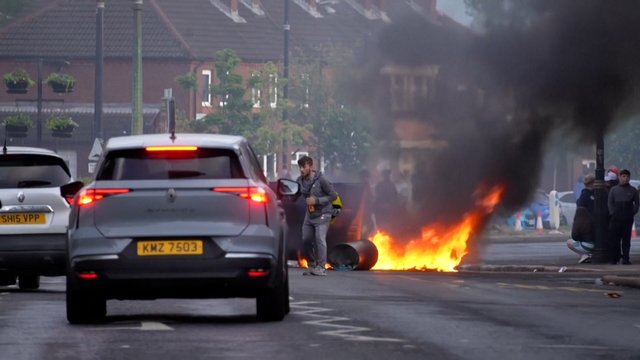 Šiaurės Airijoje paaštrėjo ksenofobiniai protestai: demonstrantai padeginėjo automobilius ir pastatus
