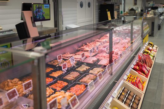 Lietuviška kiauliena, šviežiai kimštos dešrelės – ekspertas atskleidė, kaip „Iki“ išlaiko tokią aukštą šviežios mėsos kokybę
