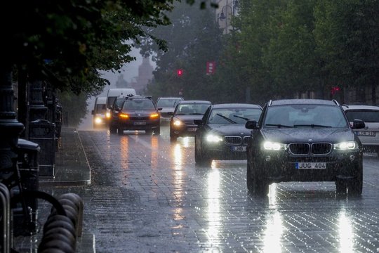 Nors džiugins šiluma, per šalį slinks lietaus debesys: vietomis su perkūnija