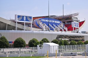 Nuo „Coca-Cola“ ir grasinimų mirtimi iki pasaulio futbolo elito: moterys teisėjos, kurios kurs istoriją 2026-ųjų čempionate