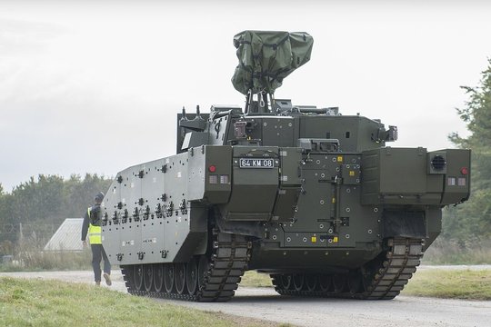 Dešimtmetį trunkančios bėdos: skandalingasis britų šarvuotis gauna dar vieną galimybę
