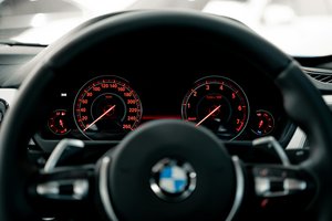 BMW skrydis baigėsi akistata su pareigūnais: jaunas vairuotojas lėkė lyg lenktynių trasoje