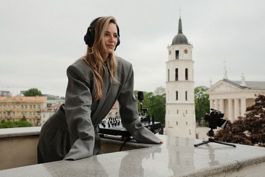 Vilniaus senamiestis tapo scena: S. Burbaitė surengė išskirtinį muzikinį pasirodymą