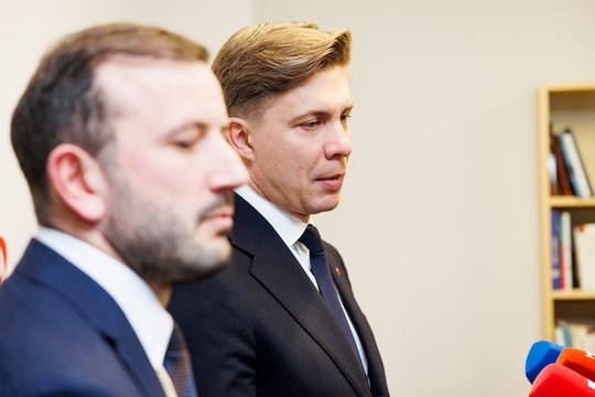 Tris valandas trukusios koalicinės derybos: apie pavardes dar nešnekėjo, demokratų siūlymai „turės kainą“