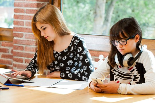 Kanada nori uždrausti socialinę žiniasklaidą jaunesniems nei 16 metų amžiaus vaikams