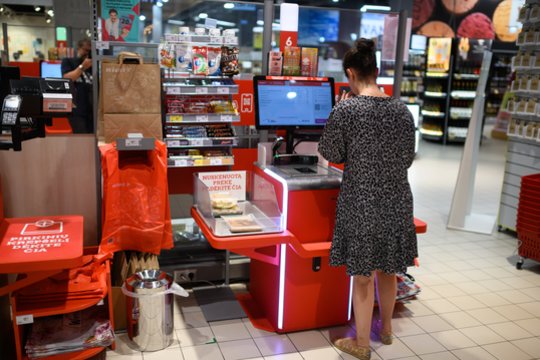 Netrukus apsipirksime kitaip: štai kokiems pokyčiams savitarnos kasose reikia ruoštis