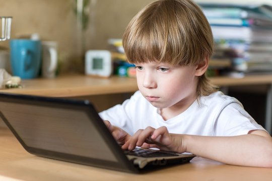 Sukčiai socialiniuose tinkluose taikosi ir į vaikus: ką svarbu žinoti tėvams?