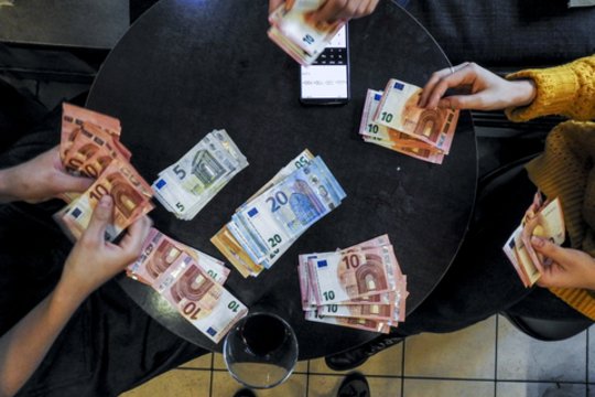 Su bendru sukčiavusiam elektros prekių bendrovės vadovui skyrė laisvės atėmimo bausmę