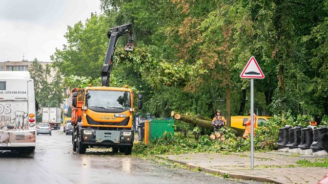 Smarkią audrą gali lydėti škvalas ir kruša: pateikė rekomendacijas