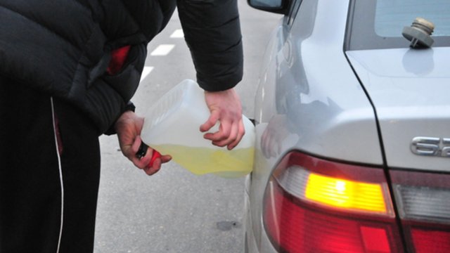 Didėjantis Ukrainos spaudimas palieka Rusiją be degalų: stabdoma galimybė naudotis kuro talonais