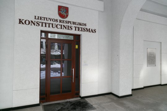 KT: draudimas už seksualinius nusikaltimus prieš vaikus nuteistiems asmenis taikyti lygtinį paleidimą prieštarauja Konstitucijai