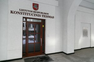 KT: draudimas už seksualinius nusikaltimus prieš vaikus nuteistiems asmenis taikyti lygtinį paleidimą prieštarauja Konstitucijai