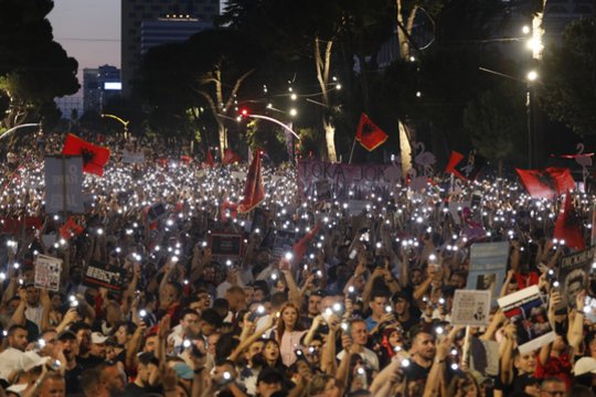 Europoje įsižiebė „flamingų revoliucija“: D. Trumpo žento kurortas tapo paskutiniu lašu