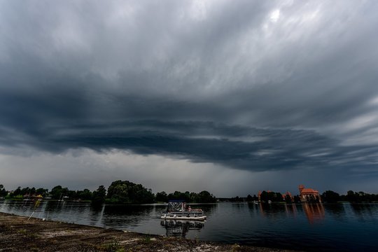 Niūrūs savaitgalio orai vasaros neprimins: pokyčiai – kitos savaitės viduryje