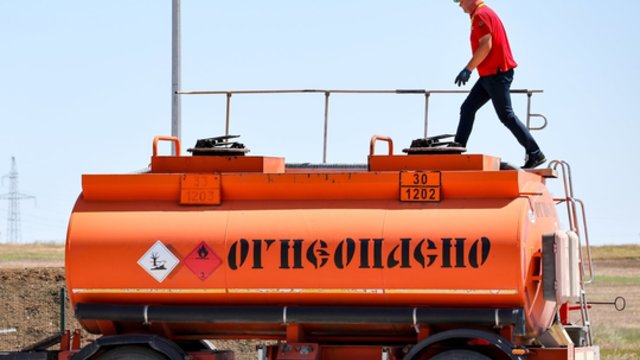Degalų krizė tik gilėja: netoli Krymo sunaikinta dešimtys sunkvežimių, gabenusių degalus ir amuniciją