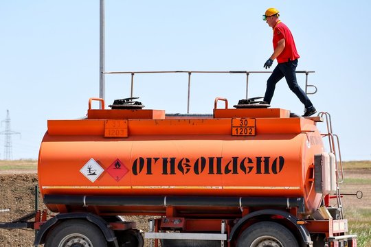 Degalų krizė tik gilėja: netoli Krymo sunaikinta dešimtys sunkvežimių, gabenusių degalus ir amuniciją