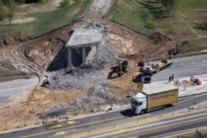 Pradeda rekonstruoti A2 kelio viaduką: vairuotojams reikia būti itin atidiems – keisis eismas