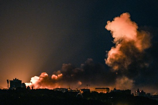 Karas Ukrainoje. Svarbiai rusų chemijos gamyklai – pražūtingi ukrainiečių smūgiai: „Viskas dega“