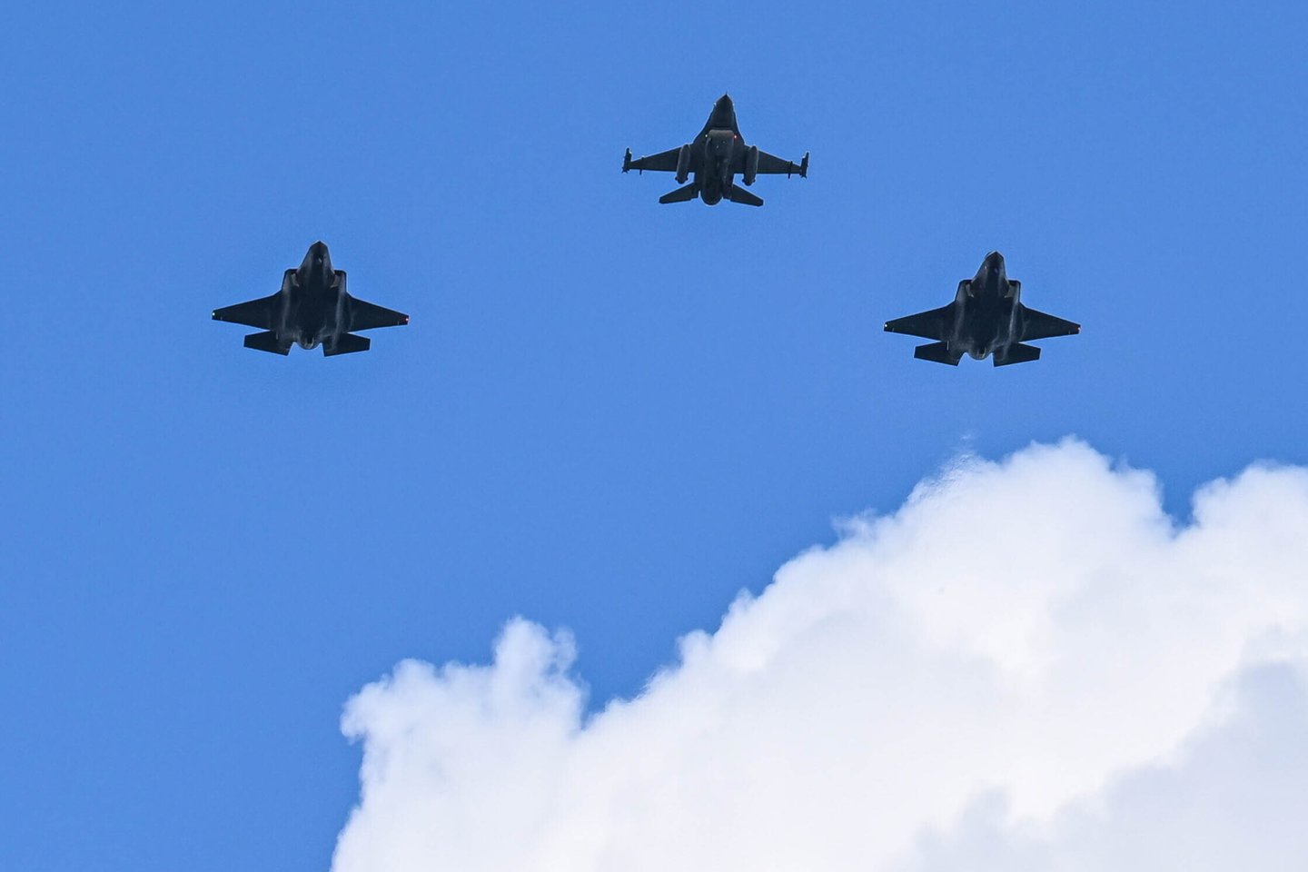 Penktadienį virš kelių Lenkijos miestų praskrido pimrieji pristatyti naikintuvai „F-35“<br> EPA / ELTA nuotr.