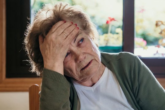 Kenkia panašiai kaip alkoholis ir rūkymas: profesorė įvardijo netikėtą demencijos priežastį