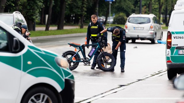 Vaizdai iš Vilniaus centro: per avariją žuvo elektriniu dviračiu važiavęs 16-metis