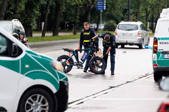 Vaizdai iš Vilniaus centro: per avariją žuvo elektriniu dviračiu važiavęs 16-metis