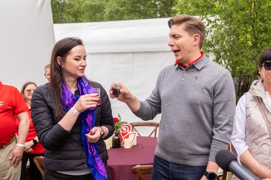„Socdemų“ sąskrydis Šventojoje: nuo esminio klausimo bėgančiam M. Sinkevičiui dovanų – kalavijas ir išgyvenimo rinkinys