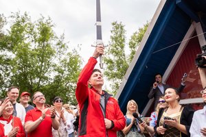 „Socdemų“ sąskrydis Šventojoje: nuo esminio klausimo bėgančiam M. Sinkevičiui dovanų – kalavijas ir išgyvenimo rinkinys