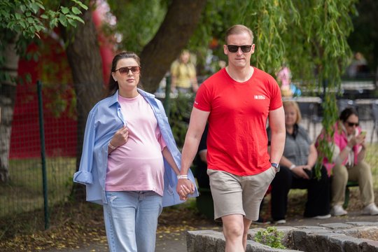 „Socdemų“ sąskrydis Šventojoje: nuo esminio klausimo bėgančiam M. Sinkevičiui dovanų – kalavijas ir išgyvenimo rinkinys