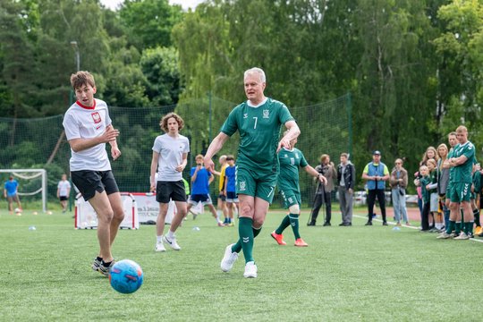 G. Nausėda vienai dienai tapo futbolininku