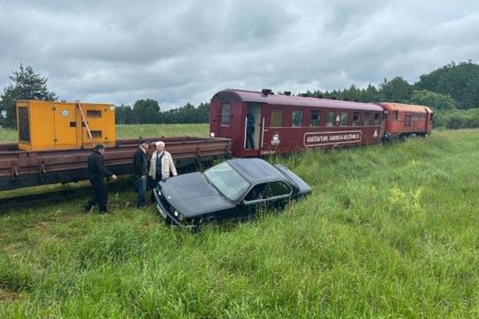 Anykščių rajone – traukinio ir BMW susidūrimas