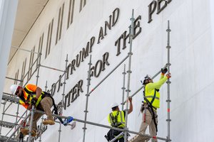D. Trumpo pavardė pašalinta nuo Vašingtono meno centro fasado
