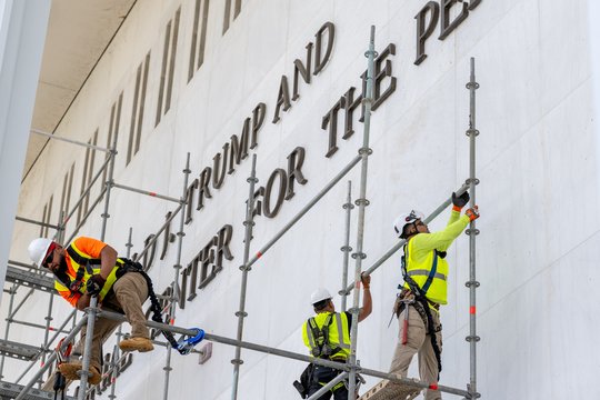D. Trumpo pavardė pašalinta nuo Vašingtono meno centro fasado