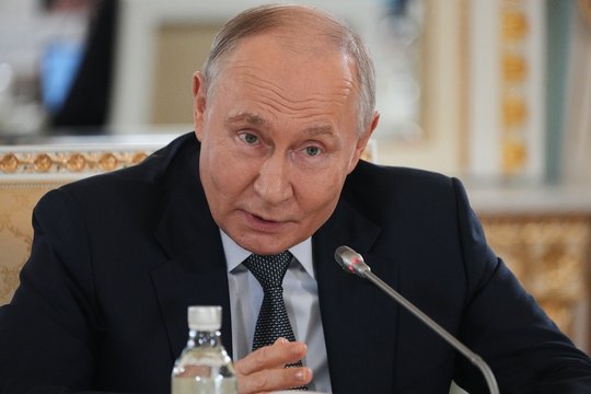 V. Putinas kalba apie strateginį Rusijos pranašumą: esą jokie smūgiai nepakeis šios situacijos