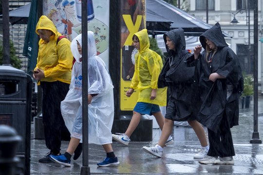 Šilumos teks luktelėti: daug kur numatomas lietus