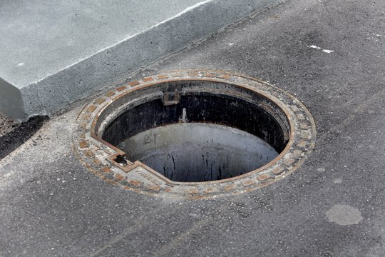 Šiauliuose masiškai vagiami nuotekų šulinių dangčiai, dingo ir geležinkelio detalių