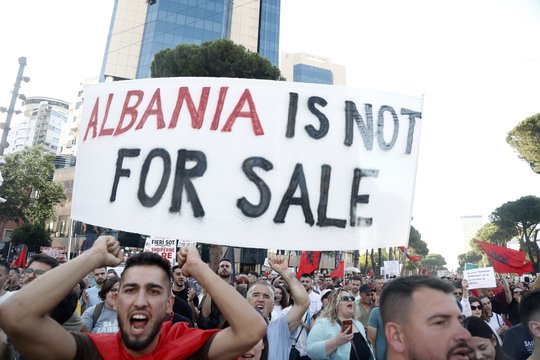 Albanijoje vilnija protestų banga prieš neteisėtai plėtojamą prabangų kurortą: įsivėlęs D. Trumpo žentas