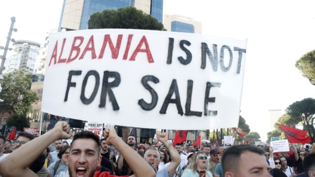 Albanijoje vilnija protestų banga prieš neteisėtai plėtojamą prabangų kurortą: įsivėlęs D. Trumpo žentas