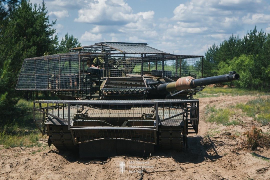 „Liuciferis“ dronų pragare: ukrainiečiai pritaikė „Abrams“ tanką šiuolaikiniam karui