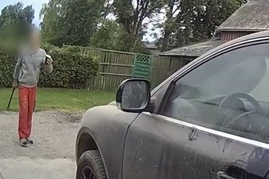 Kraują stingdantis smurtautojo sulaikymas – pareigūnus puolė kirviu