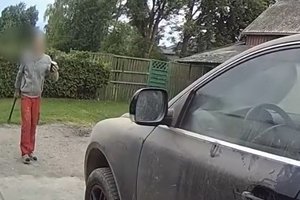 Kraują stingdantis smurtautojo sulaikymas – pareigūnus puolė kirviu