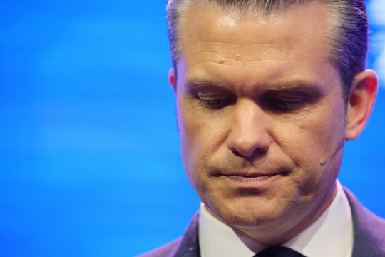 Karas Irane. Dėl svarbiausio derybų klausimo – sumaištis: P. Hegsethas užminė naują mįslę