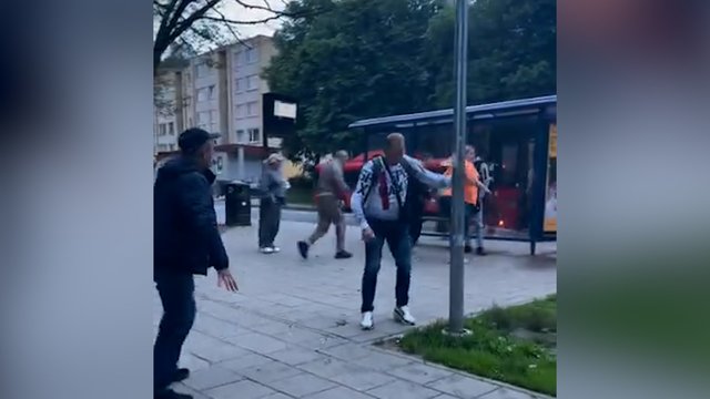 Plinta smurto protrūkio Naujojoje Vilnioje įrašas: viešoje vietoje vyras kitą žmogų puolė peiliu