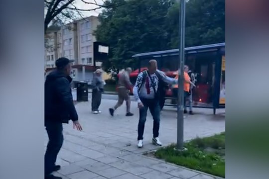 Plinta smurto protrūkio Naujojoje Vilnioje įrašas: viešoje vietoje vyras kitą žmogų puolė peiliu