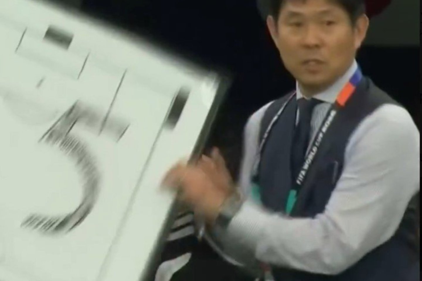 Japonijos futbolo rinktinės treneris ir jo asistentai sugalvojo, kaip rodyti likusį laiką iki mačo pabaigos.<br> stop kadras