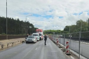 Ant remontuojamo tilto Panevėžyje į automobilį trenkėsi motoroleris – nusidriekė spūstys