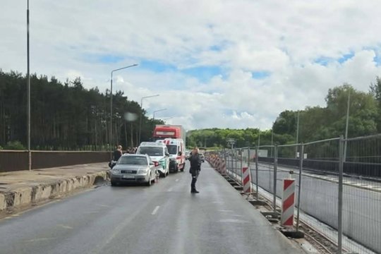 Ant remontuojamo tilto Panevėžyje į automobilį trenkėsi motoroleris – nusidriekė spūstys